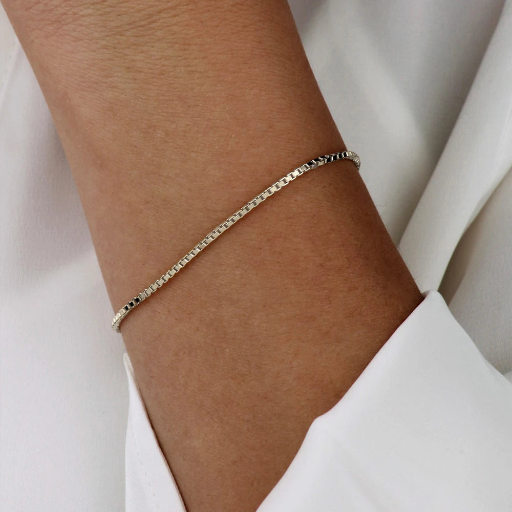 Minimalist bracelet with a box-style chain