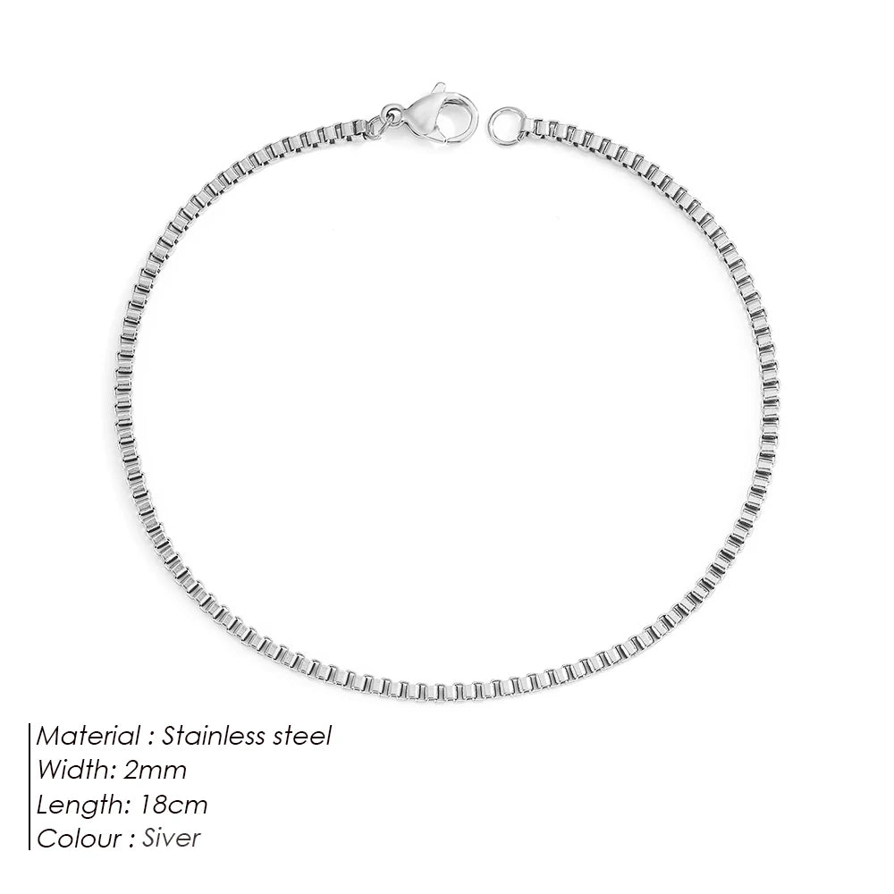 Minimalist bracelet with a box-style chain
