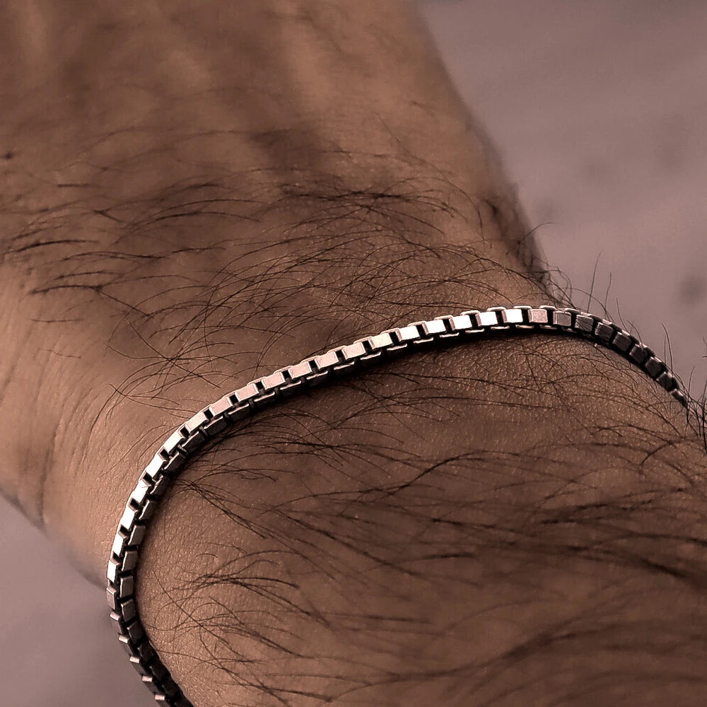 Minimalist bracelet with a box-style chain