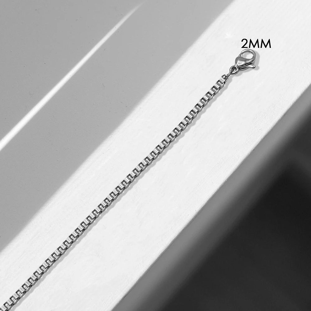 Minimalist bracelet with a box-style chain