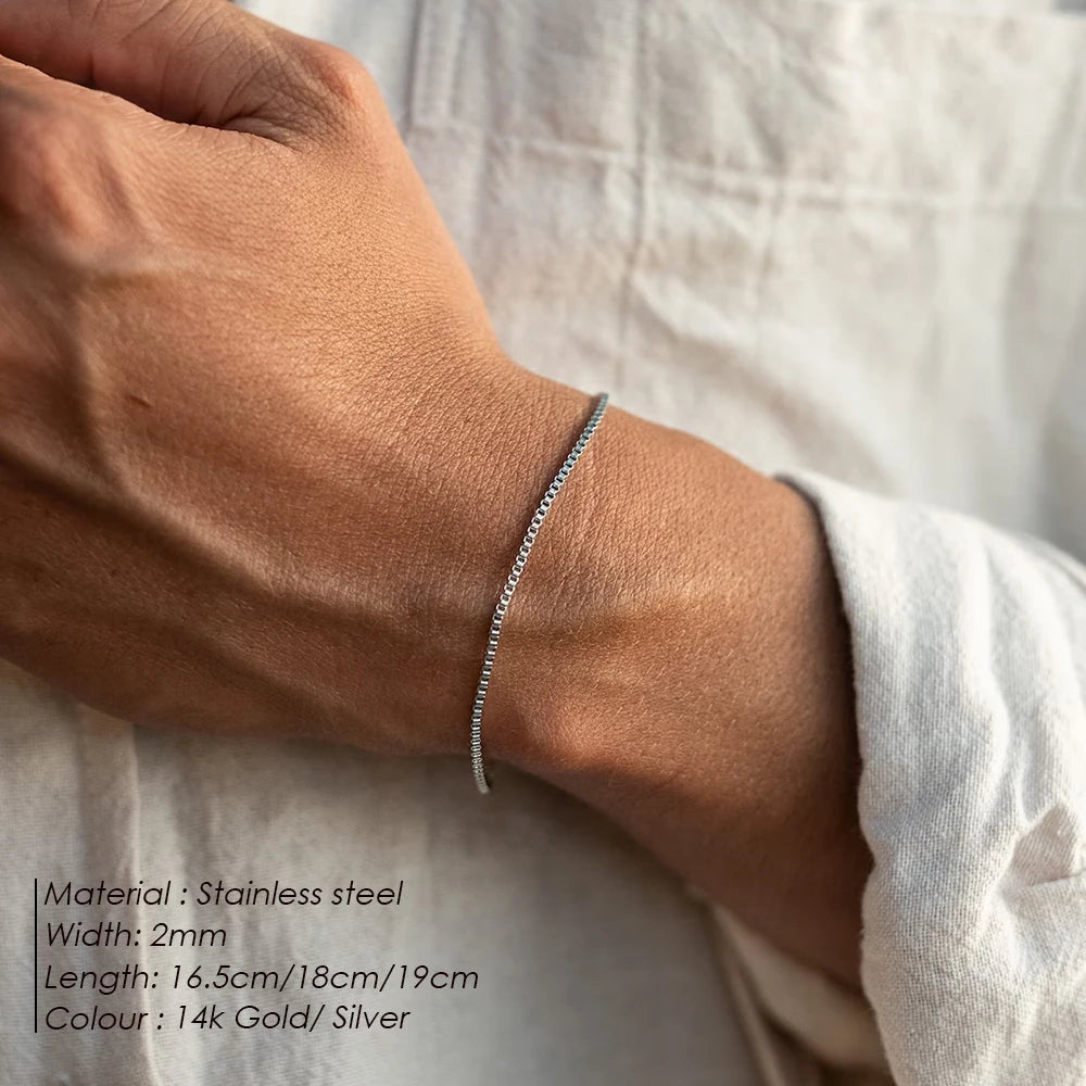 Minimalist bracelet with a box-style chain