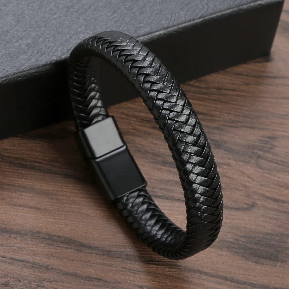 Magnetic bracelet in black PU leather